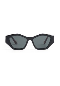 Lunettes de soleil noires angulaires avec des verres sombres, dotées d'une monture épaisse et brillante et de branches minces avec un motif texturé à l'intérieur.