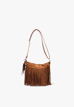 Bolso bandolera de ante marrón con flecos largos, correa ajustable, cierre de cremallera y detalles decorativos de borlas con cuentas de madera sobre fondo blanco.