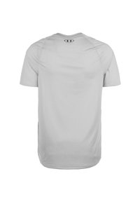 Harmaa urheilupaita lyhyillä hihoilla, pyöreällä kauluksella ja sileällä pinnalla. Sisältää pienen logon yläselässä.