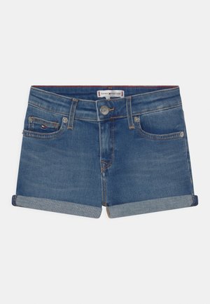 Szorty dżinsowe w średnim niebieskim kolorze z podwiniętym dołem. Zawierają przednie kieszenie, etykietę z marką na pasku i metalowe zapięcie na guzik. Gładka tekstura.