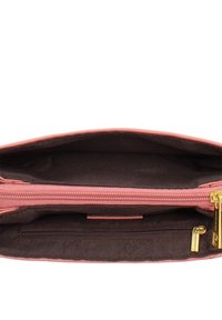 Borsa aperta rosa con due scomparti principali e una tasca interna con zip e cursori in oro.