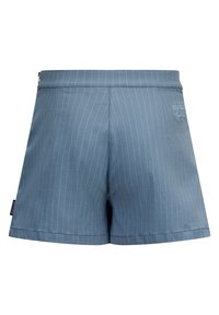 Pantaloni corti blu cielo con sottili righe bianche verticali, dotati di una vita piatta e una chiusura con zip sul retro. Include dettagli ricamati discreti.