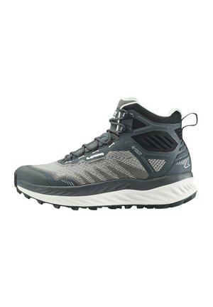 Scarpa da trekking grigia con tomaia texturizzata, soletta bianca e suola resistente. Le caratteristiche includono un sistema di allacciatura, colletto di supporto e mesh traspirante.