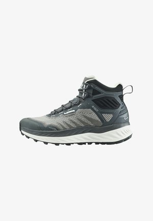 Scarpa da trekking grigia con tomaia texturizzata, soletta bianca e suola resistente. Le caratteristiche includono un sistema di allacciatura, colletto di supporto e mesh traspirante.