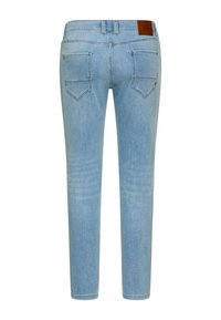 Jasnoniebieskie dżinsy z denimu widziane od tyłu, z dwoma tylnymi kieszeniami i brązową skórzaną naszywką z logo na pasku w talii.