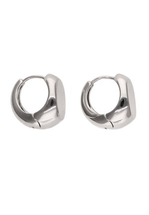 Een paar glanzende zilveren dikke oorbellen met afgeronde, gladde oppervlakken en een sluiting, afgebeeld op een witte achtergrond.