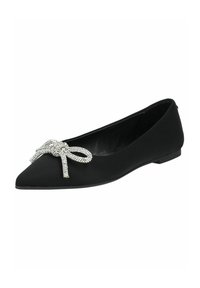 Ballerines noires en satin avec une pointe, ornées d'un nœud en cristaux sur le devant. Texture lisse et semelle plate.