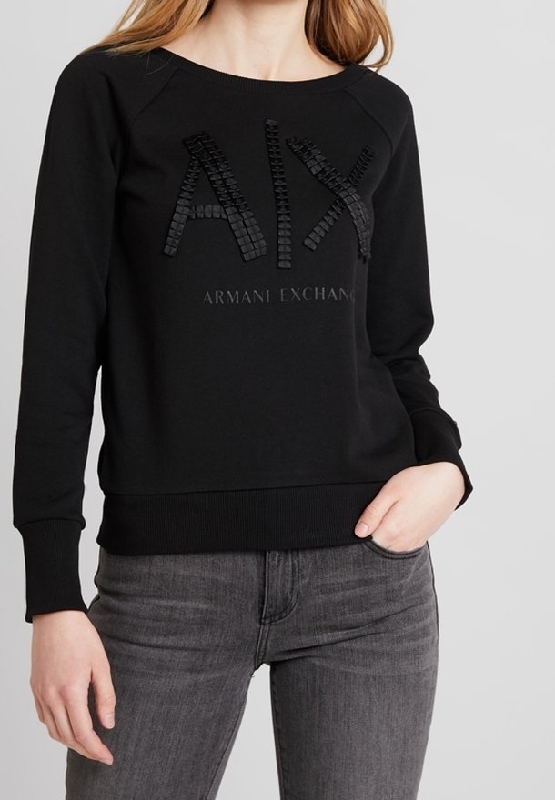 Felpa nera con colletto a girocollo e polsini a costine, caratterizzata da un logo 'AIX' testurizzato e il testo 'Armani Exchange' al centro.