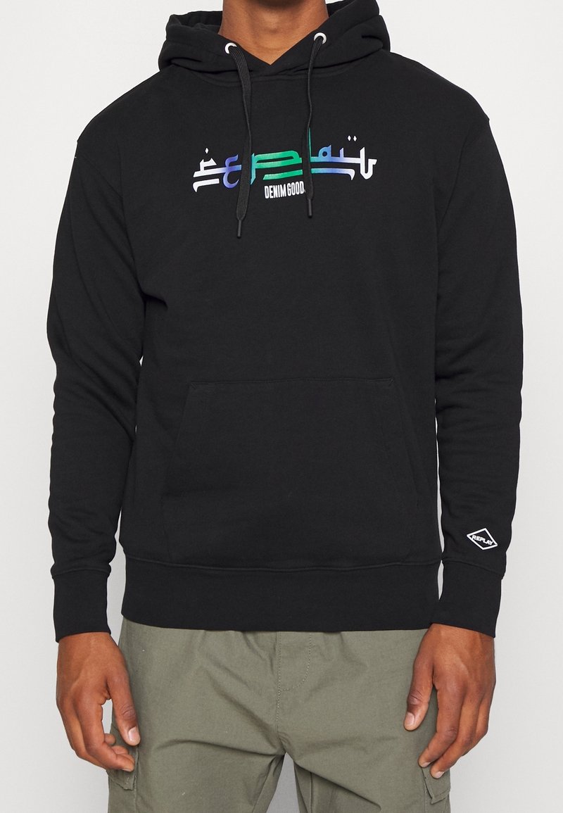 Sudadera negra con capucha y bolsillo canguro, con un diseño de texto multicolor. Fabricada con un tejido suave y texturizado; puños y dobladillo acanalados.