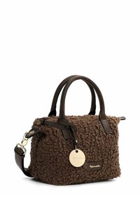 Bolso de piel sintética marrón con detalles en cuero oscuro, doble asa, correa de hombro desmontable y una etiqueta de logo circular.