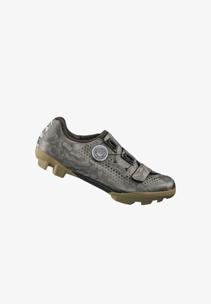 Chaussure de cyclisme camouflage grise avec une surface texturée, une semelle en caoutchouc, deux fermetures à boucle et des détails perforés pour la respirabilité.