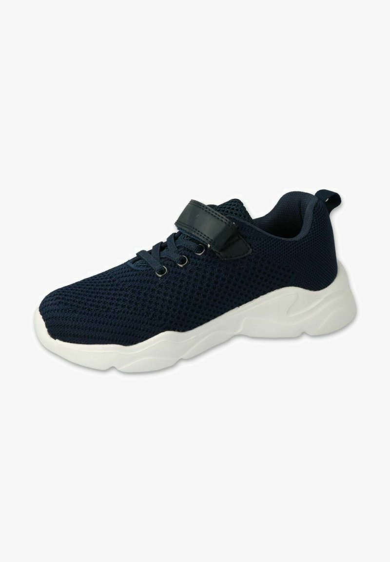 Granatowe sneakersy z siateczki z białą gumową podeszwą, wyposażone w pasek na podbiciu, okrągły czubek i teksturowaną górną część dla lepszej wentylacji.