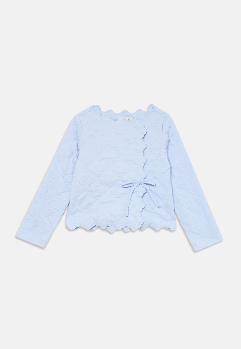 Casaco azul claro de manga longa com um padrão floral texturizado, bordas em forma de onda e um fecho de laço na cintura. Acabamento em tecido suave.