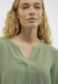 Vero Moda Palaidinė - hedge green