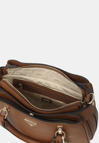 Borsa in pelle marrone con due manici superiori, scomparti con cerniera e rivestimento interno con logo. Presenta dettagli in metallo dorato.