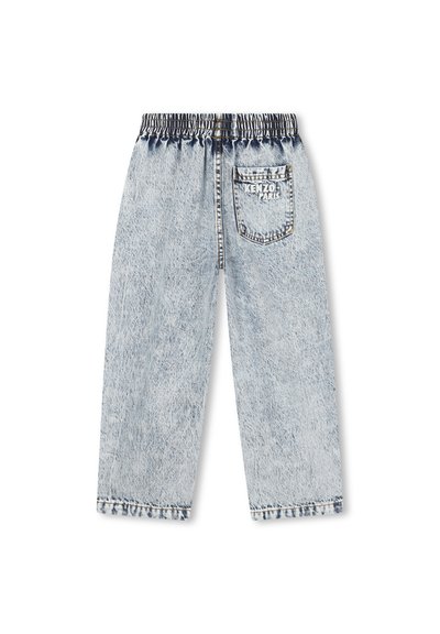Pantalon en denim bleu clair délavé avec taille élastique et poche arrière arborant le logo "KENZO PARIS" en texte blanc.