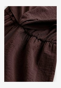 Vybráno, burgandy red