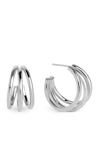 Boucles d'oreilles en argent en forme de cerceau, comportant trois bandes circulaires entrelacées, surface lisse, finition polie et fermoir à épingle pour un port sécurisé.