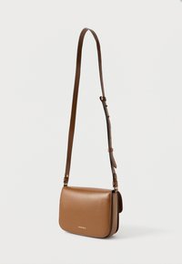 Borsa a tracolla in pelle marrone con texture liscia, forma rettangolare, tracolla regolabile e dettagli in metallo color oro. Presenta il logo sul davanti.