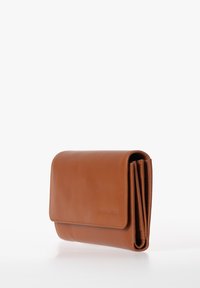 Bruine leren portemonnee met een rechthoekige vorm, een gladde textuur, een omslagflap en meerdere kaartsleuven. Minimalistisch ontwerp zonder zichtbare hardware.