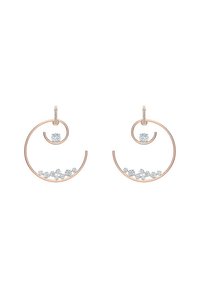 Boucles d'oreilles créoles en or rose avec un design en spirale, ornées d'une rangée de petits cristaux clairs et d'un plus grand cristal au sommet.