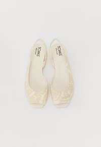Beige TOMS wedge topánky s otvorenou špičkou, čipkový výšivkový detail pozdĺž hornej časti a opaskovým popruhom pre podporu.