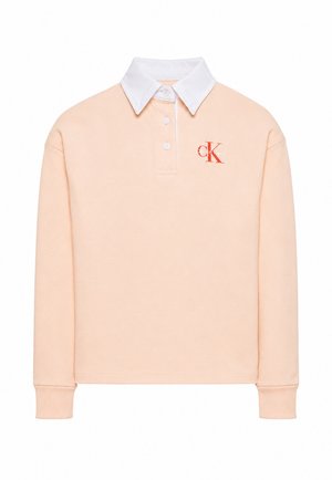 Polo a maniche lunghe colore pesca chiaro con colletto bianco, tre bottoni, polsini a coste e logo CK rosso sul petto a sinistra.