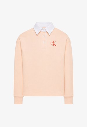 Polo a maniche lunghe colore pesca chiaro con colletto bianco, tre bottoni, polsini a coste e logo CK rosso sul petto a sinistra.