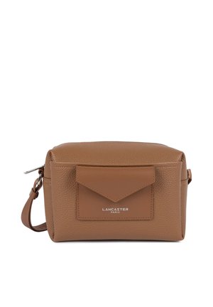 Sac bandoulière en cuir marron avec une texture granulée, doté d'une poche à rabat sur le devant et de ferrures argentées. Logo embossé sur le devant.