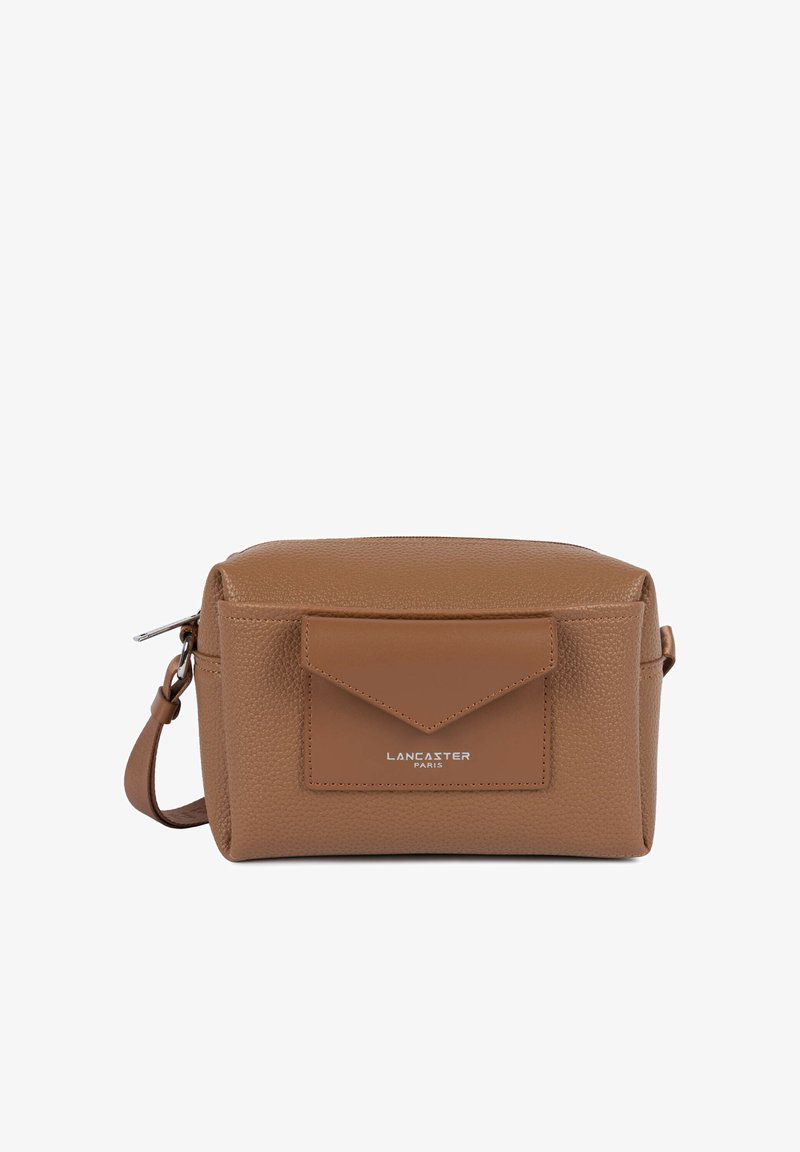 Sac bandoulière en cuir marron avec une texture granulée, doté d'une poche à rabat sur le devant et de ferrures argentées. Logo embossé sur le devant.