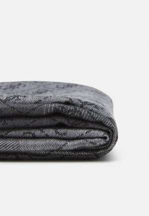 Opgevouwen donkergrijze stof met een subtiel gestructureerd patroon, geplaatst op een effen witte ondergrond.