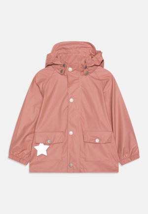 Imperméable rose à capuche avec boutons-pression à l'avant, deux poches à rabat devant et poignets élastiqués, présenté sur un fond uni.