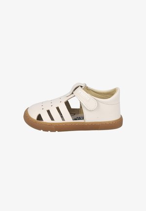 Sandalia infantil de cuero blanco con cierre de velcro, diseño perforado y suela de goma marrón, mostrada de lado sobre un fondo blanco.