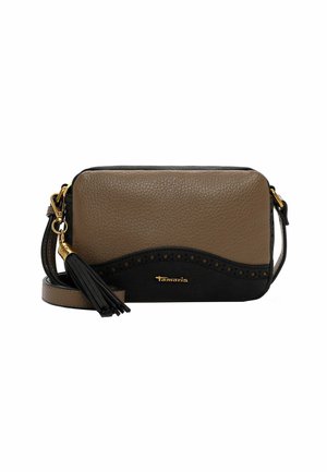 Borsa a tracolla in pelle marrone con dettagli neri, design curvo, hardware dorato e dettaglio a nappina. Presenta un motivo perforato lungo la cucitura.