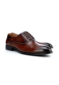 Zapatos de cuero marrón con cordones, de diseño elegante, puntera afilada, acentos cosidos y superficie texturizada en la parte superior. Tacón bajo en bloque.