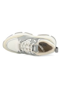 Chunky Sneaker mit einer Mischung aus weißen und hellgrauen Materialien, Netz- und Lederstrukturen, gepolstertem Zungenbereich und Schnürsenkeln.
