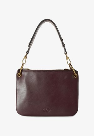 Geantă de mână din piele bordo închis cu elemente metalice aurii, curea detașabilă închisă la culoare, închidere cu fermoar în partea de sus și logo în relief aproape de centrul de jos.