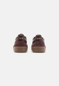 Dunkelburgunderfarbene Sneaker aus einer Mischung aus Wildleder und Leder, mit Gummisohle und geprägtem "BOSS"-Logo auf der Ferse. Abgerundetes Zehendesign.