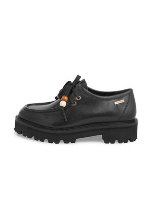 Chaussure en cuir noir à lacets avec semelle crantée épaisse et détails de perles en bois sur les lacets, étiquette logo visible sur le côté au niveau du talon.