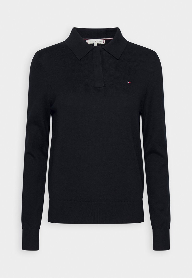 Polo en tricot noir à manches longues avec col, patte de boutonnage, poignets et ourlet côtelés, et petit logo Tommy Hilfiger sur la poitrine.