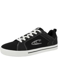 Sneaker nera in tela con lacci bianchi, cuciture a contrasto, suola in gomma bianca e logo accentato sul lato.