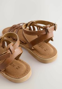 Bruine leren sandalen met meerdere banden en een enkelgesp. Zachte, suede-achtige binnenzool met een gestructureerde buitenzool, maat 12.