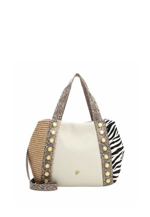 Bolso tote con centro de cuero crema, lados tejidos marrón claro, lado con estampado de cebra, asas con patrón de serpiente y tachuelas doradas a lo largo de los bordes sobre fondo blanco.