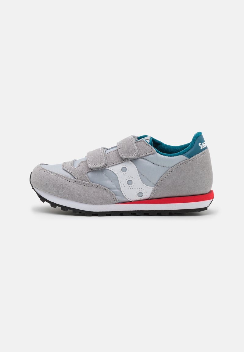 Chaussure de sport grise et bleu clair avec des matériaux en daim et en mesh, deux bandes Velcro, des accents blancs et une semelle en caoutchouc rouge.