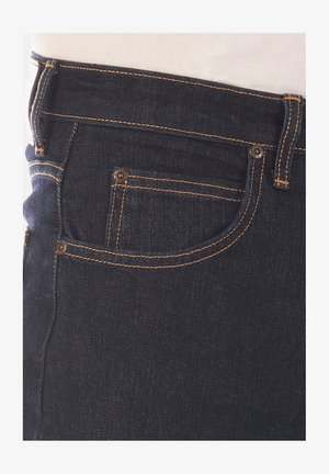 Dunkelblaue Jeans aus Denim mit orangefarbener Naht, schlanker Schnitt, Fronttasche und Kupferriegeln in der Nähe des Taillenbundes und der Tasche.