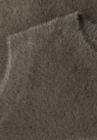 Texturerad, mjuk grått tyg med en fluffig look, med varierande djup och en subtil lyster. Mönster och former är odefinierade.