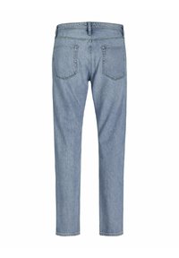 Jeans de mezclilla azul claro con corte recto, que cuentan con dos bolsillos traseros y costura estándar en la cinturilla. Sin desgastes visibles ni patrones.