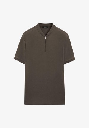 Polo marron à manches courtes avec une fermeture éclair au quart et un col en maille côtelée, posé à plat sur un fond blanc.