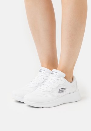 Zapatillas de malla blanca con material transpirable, diseño con cordones, cuello acolchado y suela texturada con detalle del logo en el lateral.