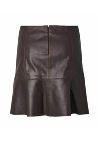 Minirok van bruin leer met een uitlopende zoom, voorzien van een centrale naad en ritssluiting aan de achterkant. Gladde textuur met een strakke afwerking.